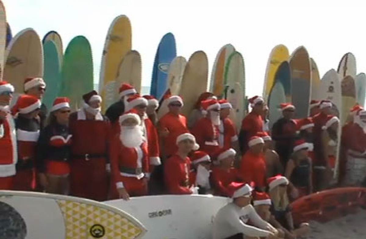 Surfing Santa - Debriefing am Spot