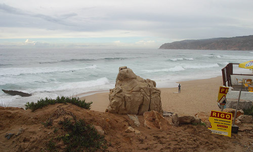 Eine wolkenverhangene Bucht