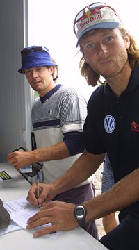 Vidar Jensen und Björn Dunkerbeck bei der Einschreibung