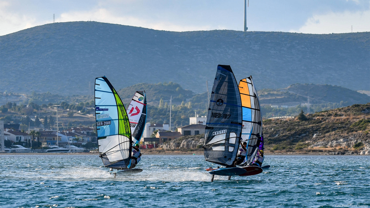 Mario Boekstegers im Pulk der Windfoiler