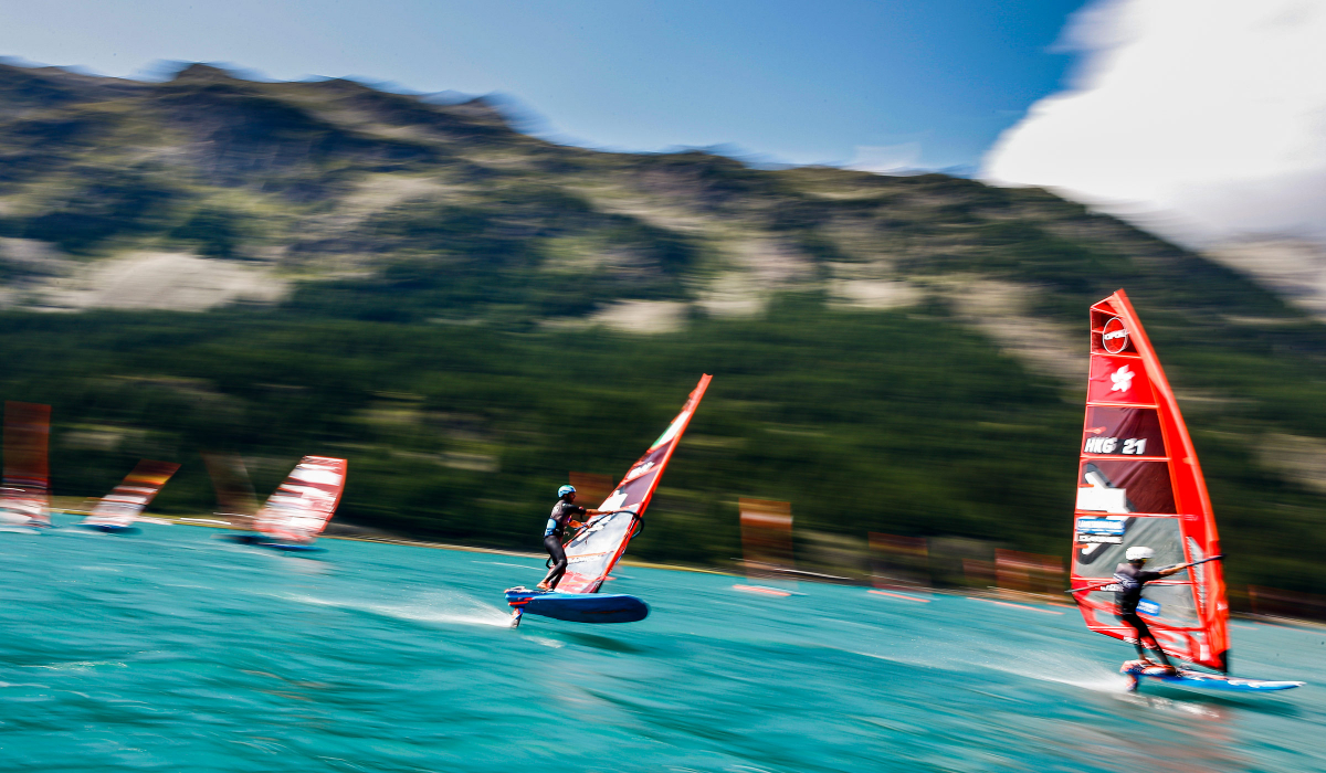 Racing mit Windfoilboards - iQFOiL nennt sich das Material