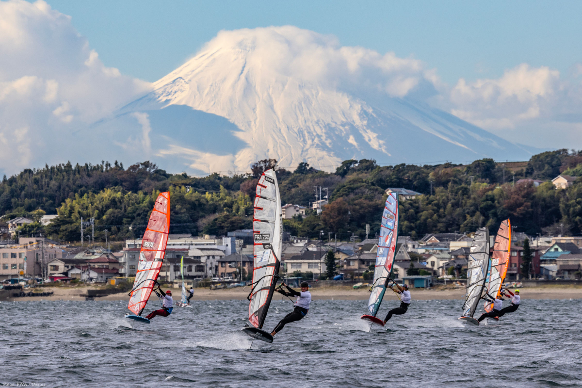 Windsurfen mit dem schneebedeckten Mount Fuji im Hintergrund. Hier ein Bild aus 2023.