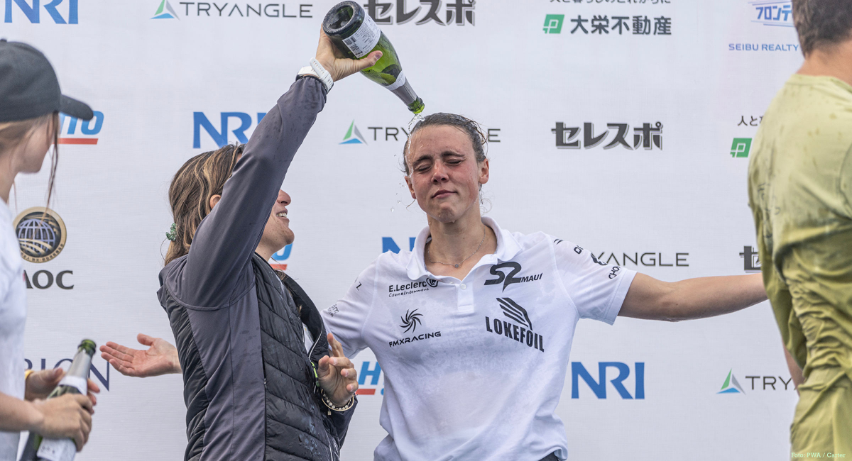 Prost! Justine Lemeteyer unter der Sektdusche.