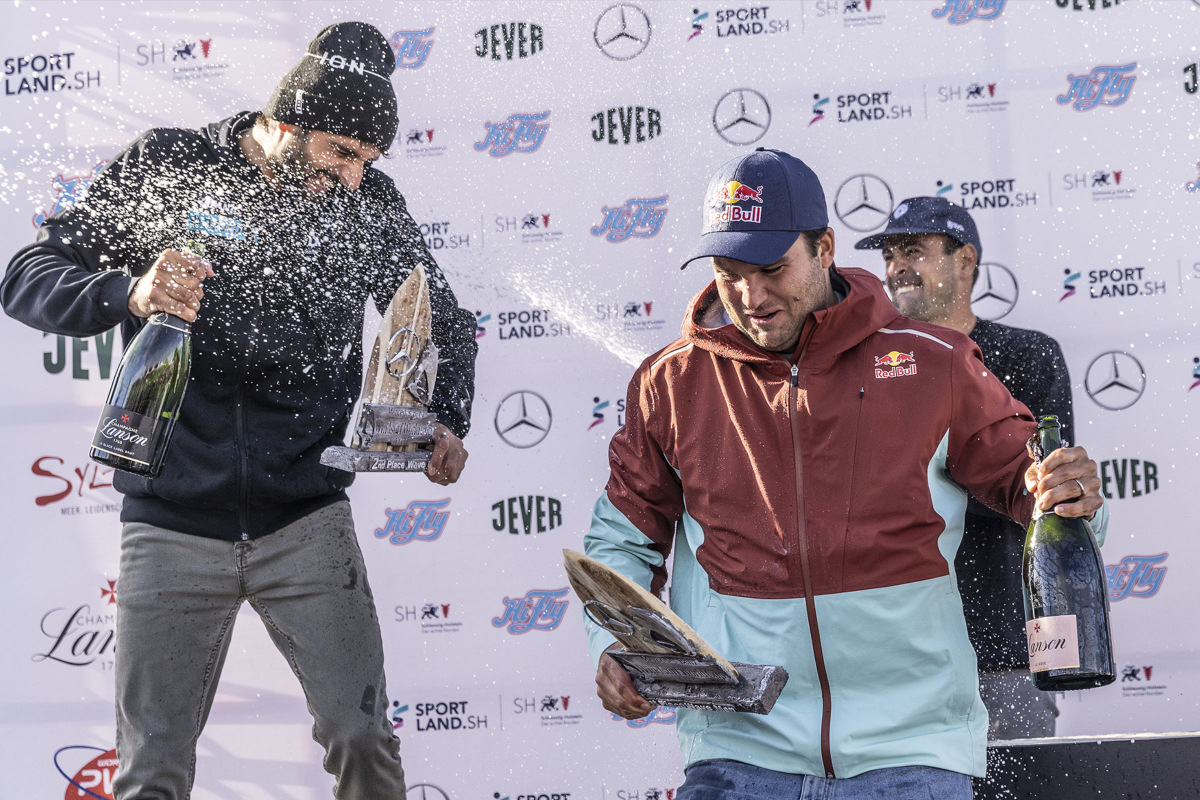 PWA Windsurf World Cup Sylt -Marc Paré und Philip Köster entfleuchen der Sektdusche von Marcilio Browne