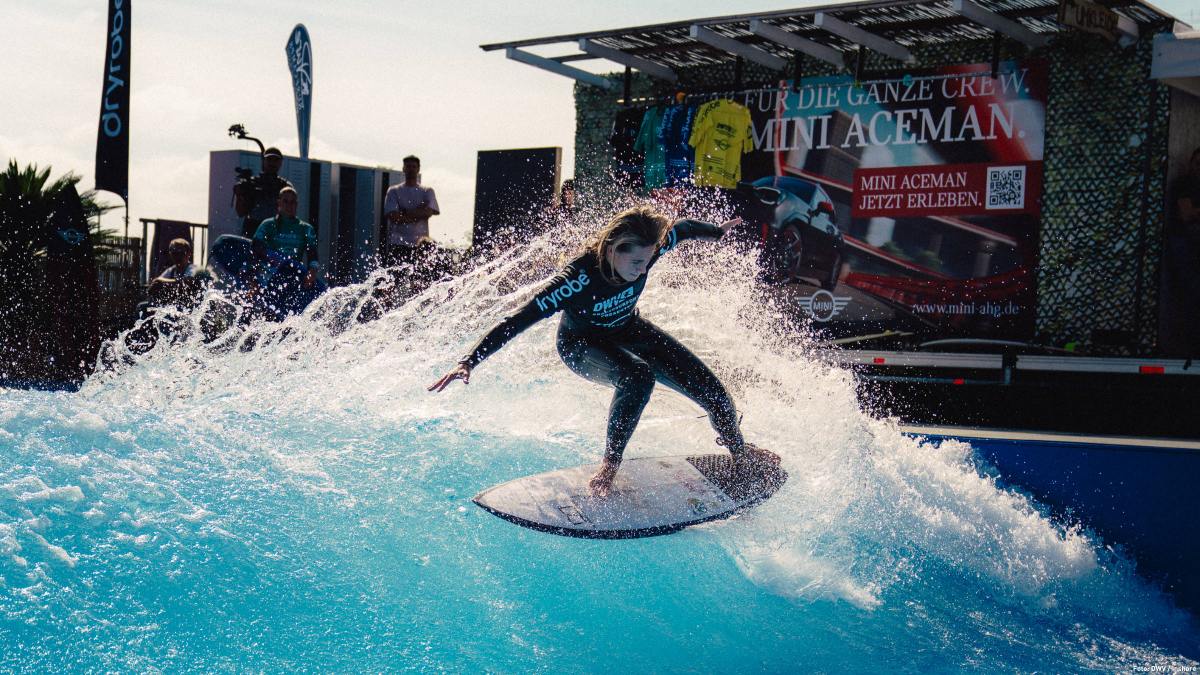 Surfen auf einer künstlichen (stehenden) Welle