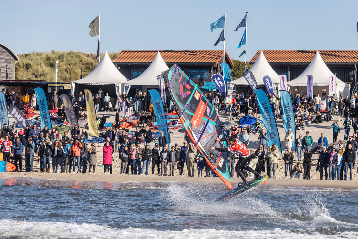 Beim Tow-in-Freestyle zeigten die Freestyler auf Sylt trotz Flaute ihr Können.