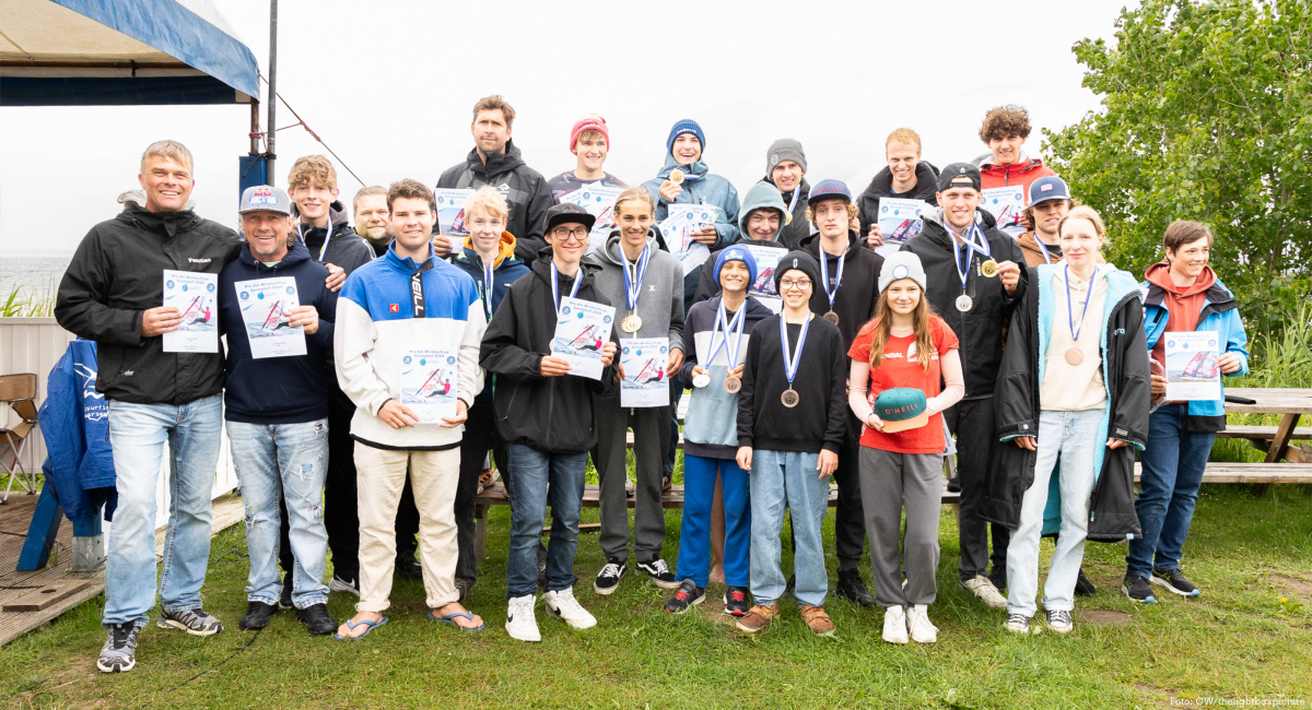Lachende Gesichter beim ProAm Windsurfcup in Surendorf. In vielen Einzelwertungen konnten Preise verteilt werden.