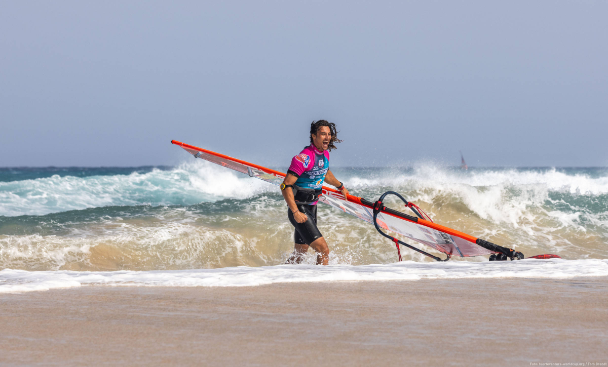 Lennart Neubauer wins the freestyle contest at Sotavento Beach