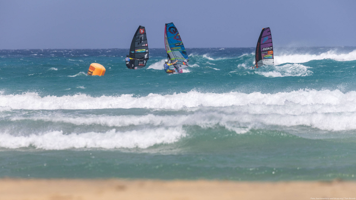 The wave pattern on the slalom course
