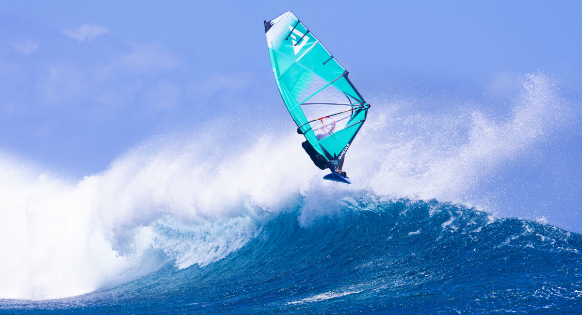 Das 2025 Gunsails Re-Seal ist ein Wave-Segel mit vier Latten.