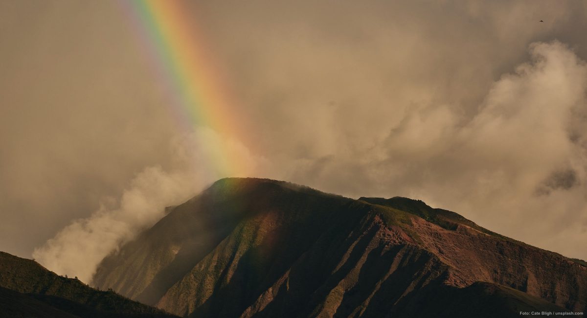 Regenbogen über den Bergen hinter Lahaina