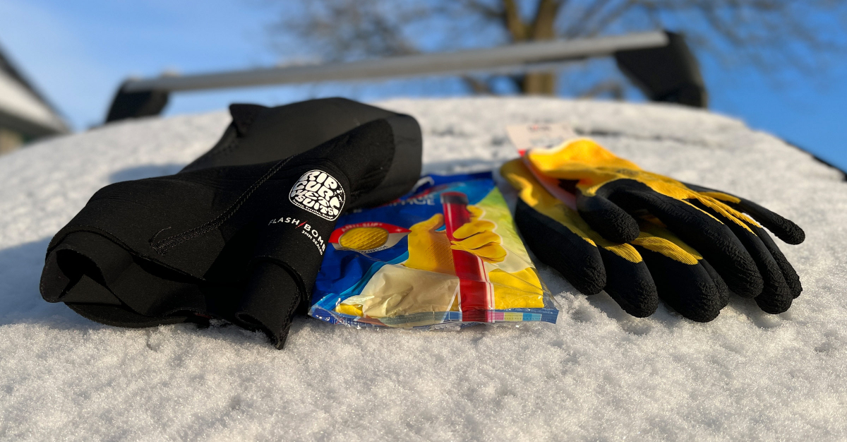 Handschuhe und Kopfhaube beim Windsurfen im Winter