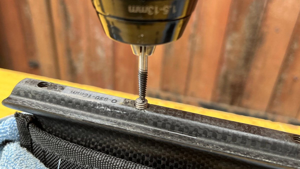 Screw extractor with cordless screwdriver