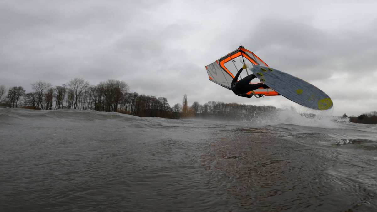 Aufnahme mit dem Kamera-Floß beim Windsurfen