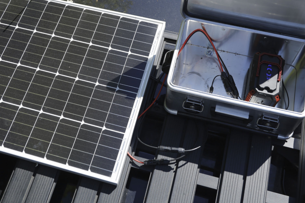In unserem Beispiel lädt ein 80 Wh Solarpanel eine 150 Wh Powerbank, die über eine eingebaute Solarladeelektronik verfügt.