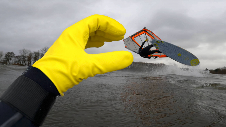 The perfect winter glove for windsurfing: a combination of a neoprene glove and a dishwashing glove