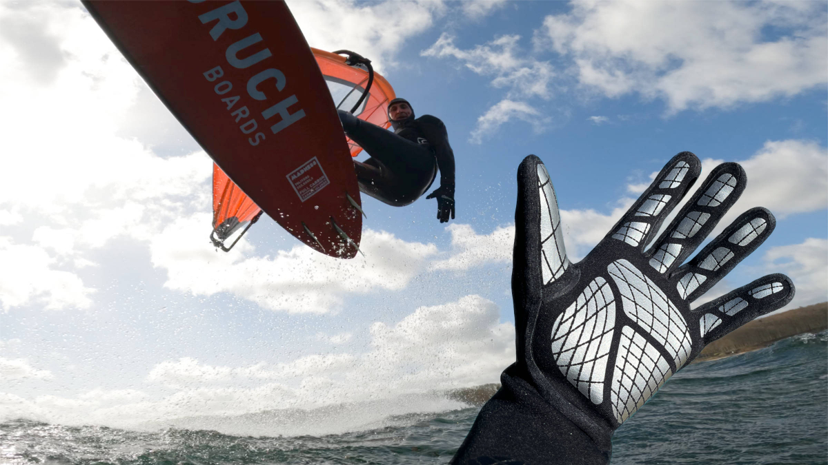 Im Test beim Windsurfen: der 1mm Titanium Thermo Neoprenhandschuh von Camaro