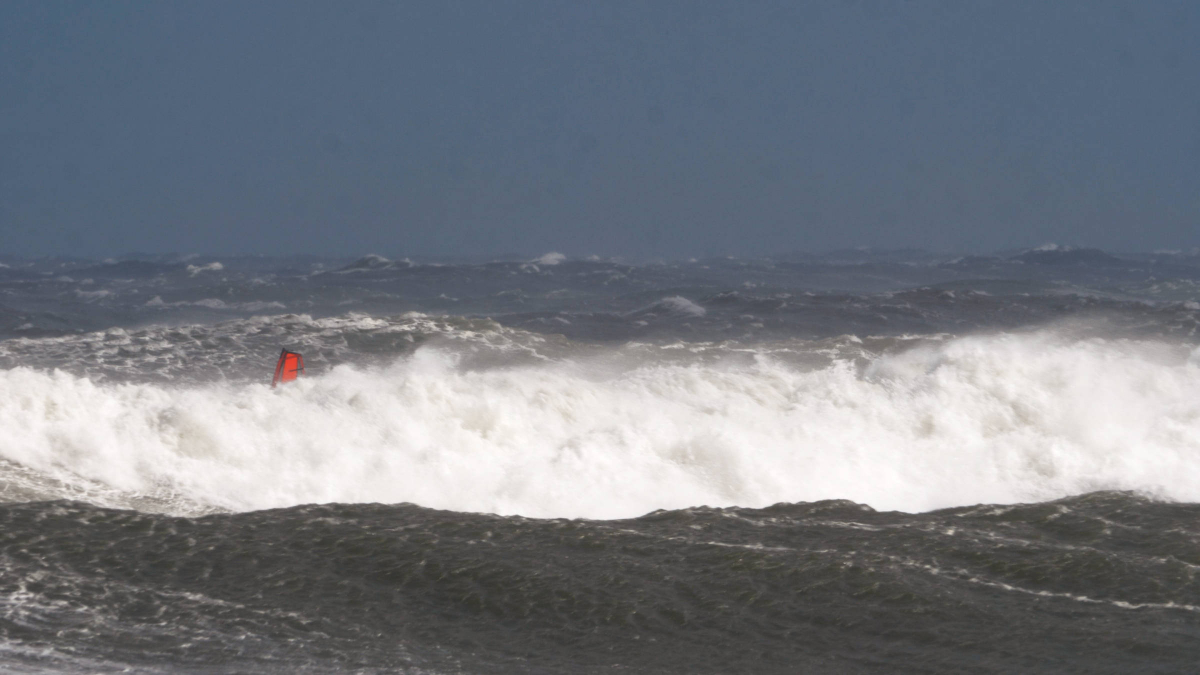 Ein Windsurfer war auf dem Wasser
