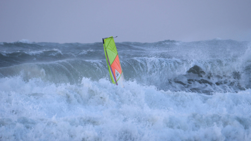 Klaus Twilling in front of a breaking wave