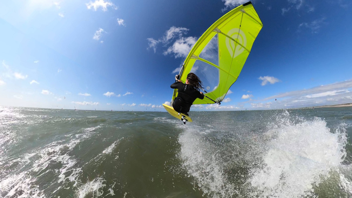 Anne Stevens beim Windsurfen an der niederländischen Nordseeküste