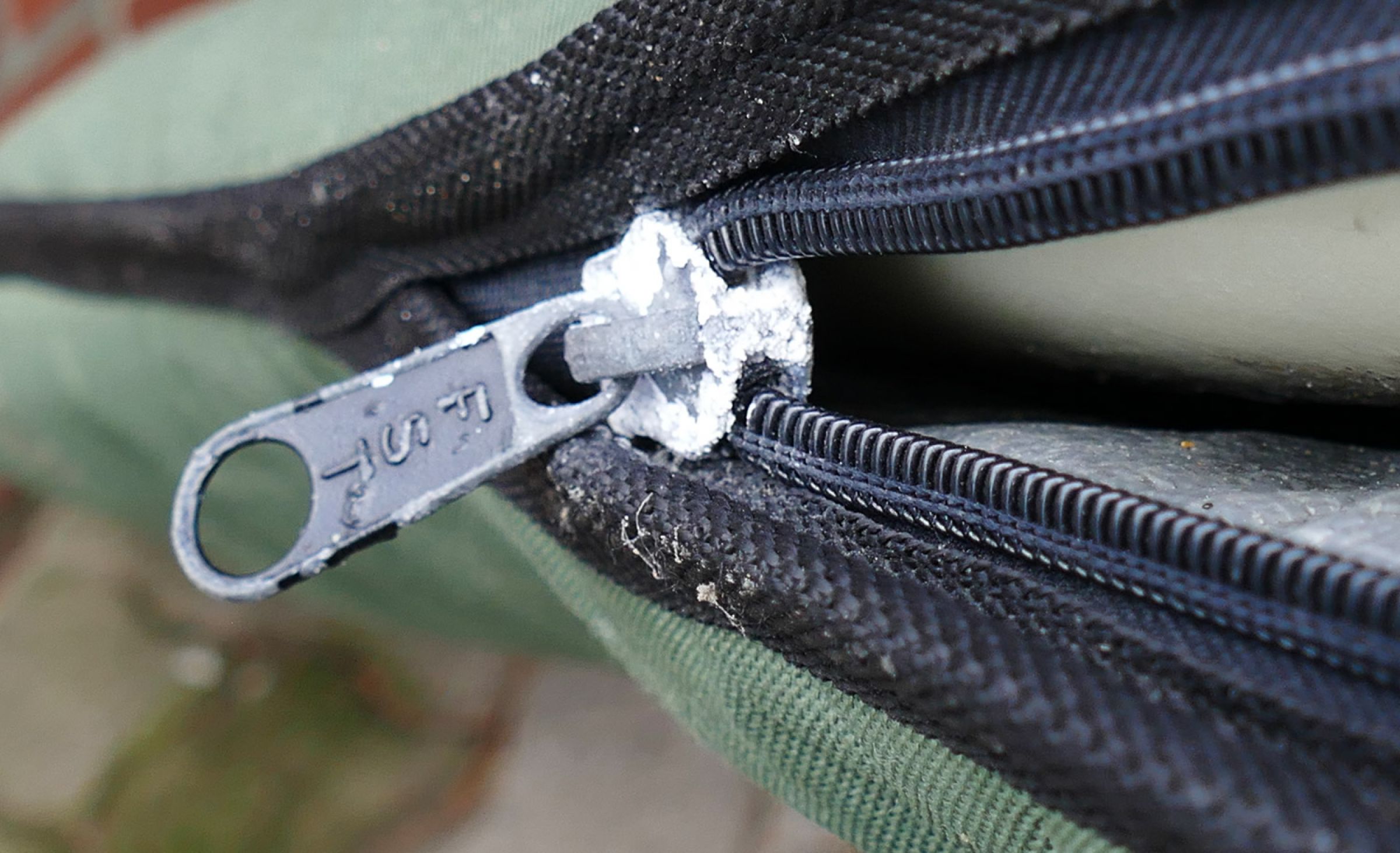 Korrosion am Reißverschluss Reparatur mit Zipper Repair Kit