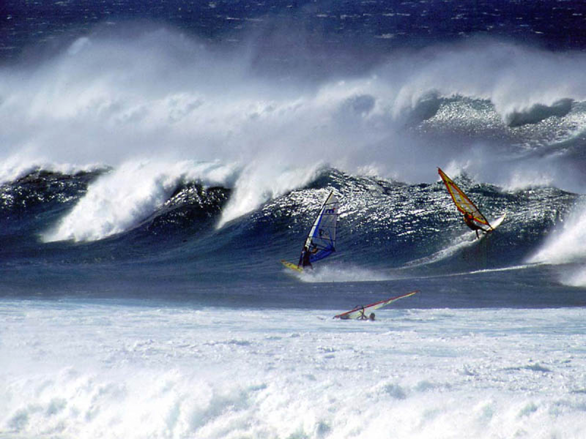 Ein großer Swell läuft an den Strand - Hookipa/Maui