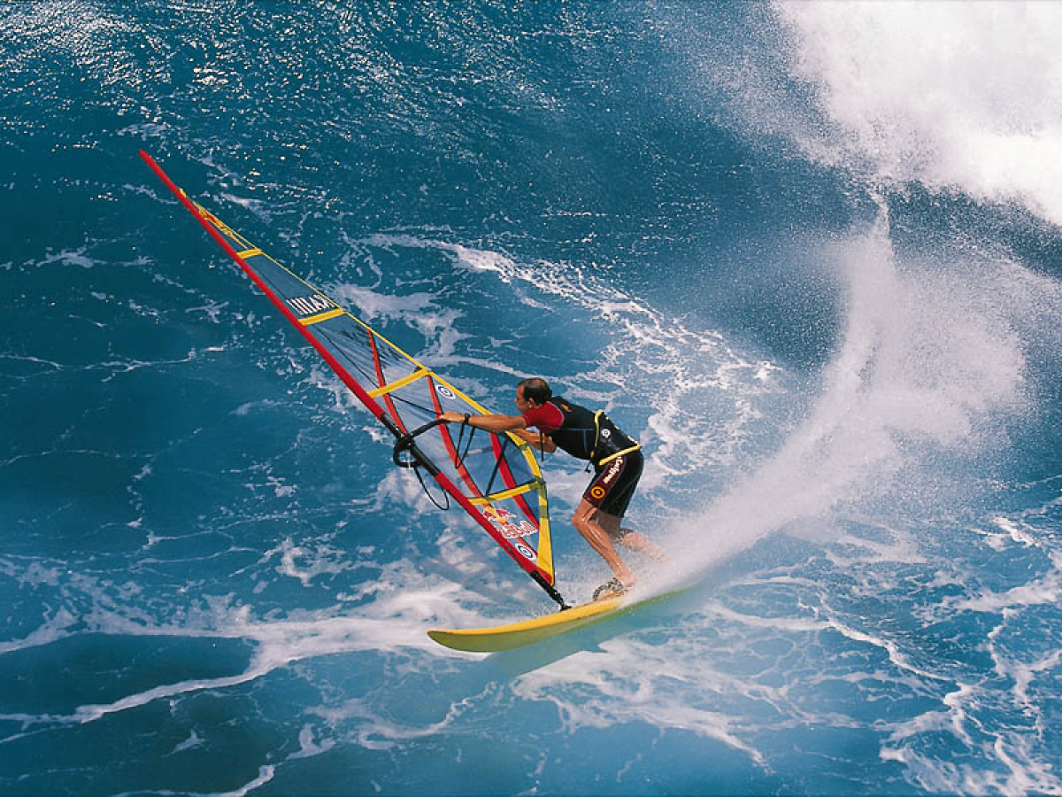 Jason Polakow beim Bottom Turn vor Hookipa