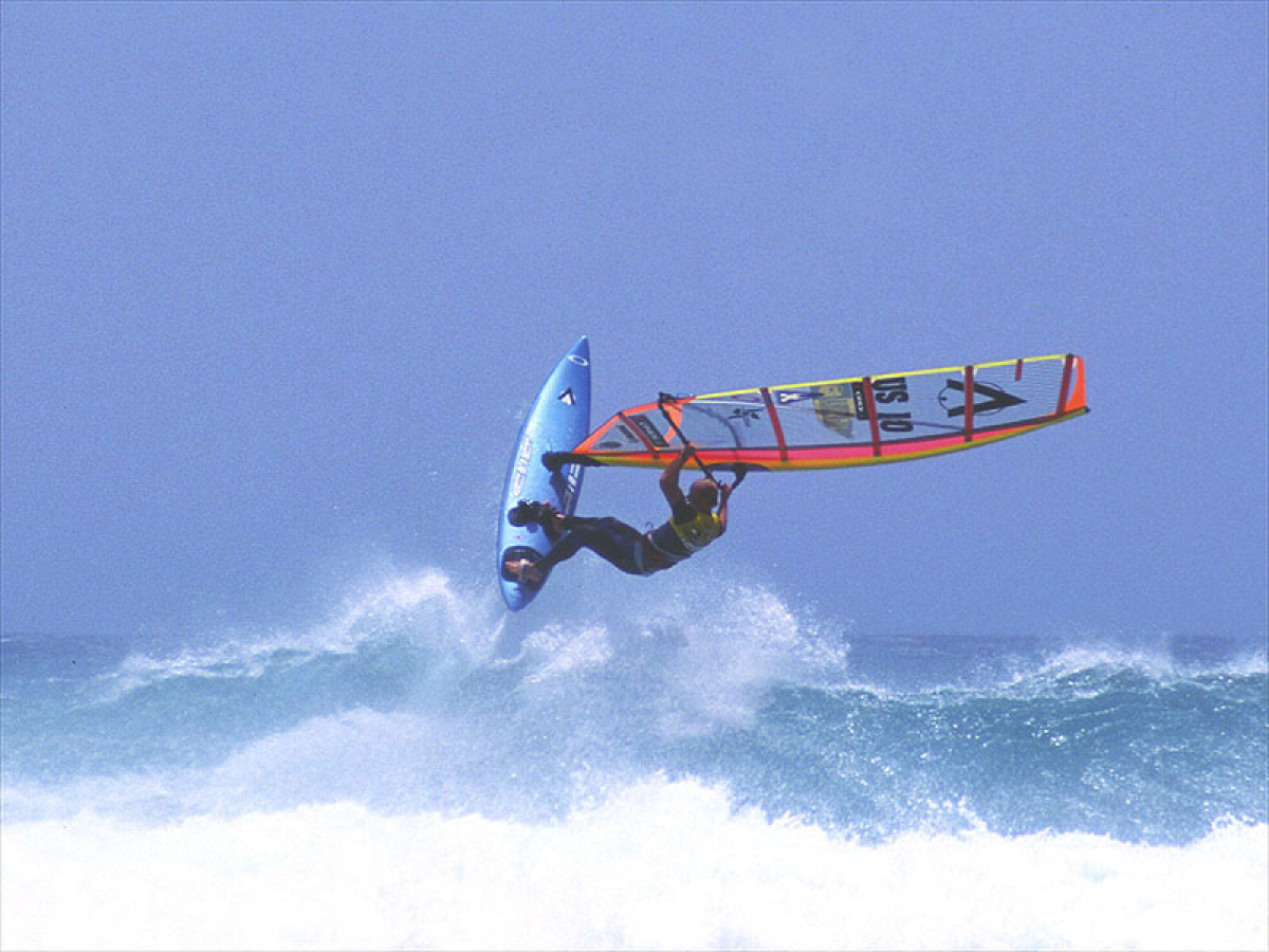 Matt Pritchard zaubert eine Gu Screw in die Wellen am Sotavento Beach/Fuerteventura