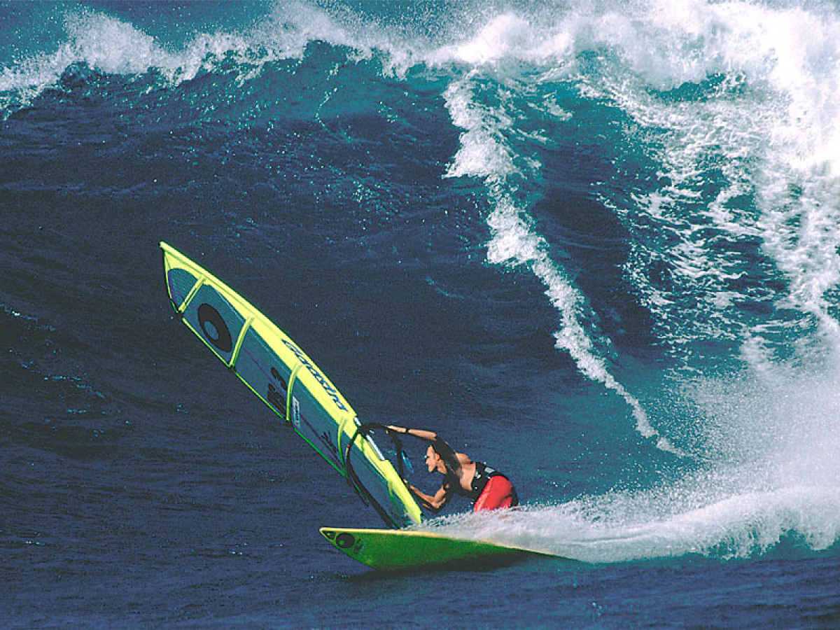 Kevin Pritchard legt sich tief in den Bottom Turn - Hookipa/Maui