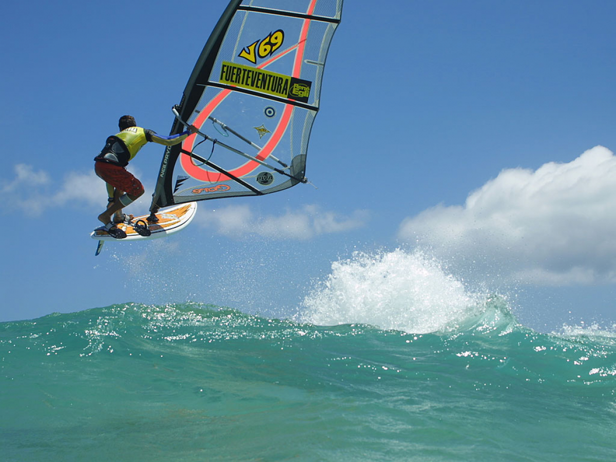 Windsurf World Cup Fuerteventura: Dioni Guadagnino hüpft einhändig über Sotaventos Kabbelwelle.