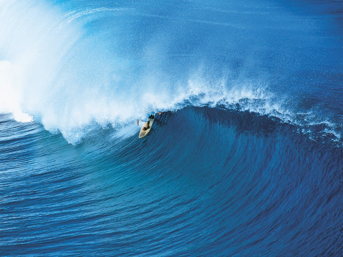 Tahiti - Laird Hamilton surft Teahupoo