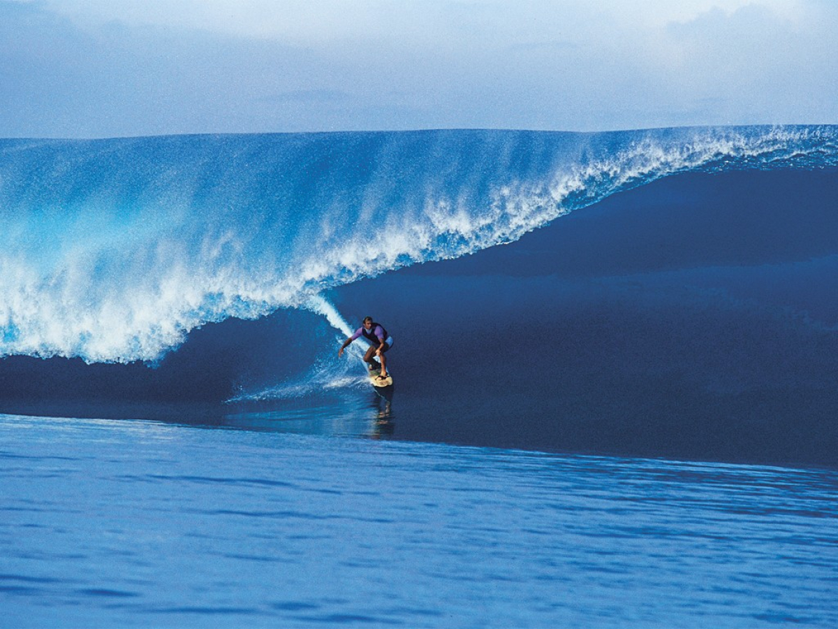 Tahiti - Laird Hamilton surft Teahupoo