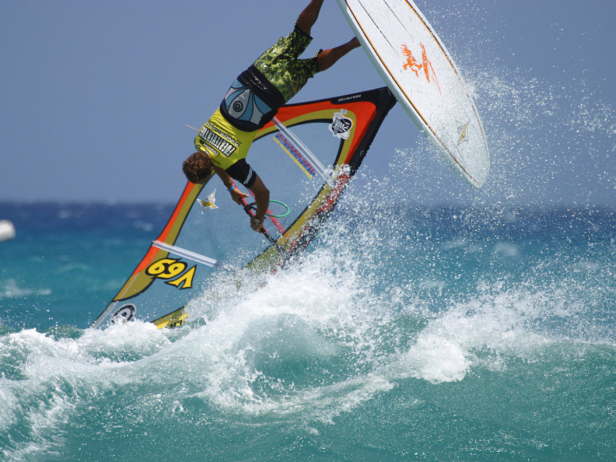 Dionisio Guadagnino springt einen Goiter während des PWA Freestyle Grand Prix 2002 auf Fuerteventura