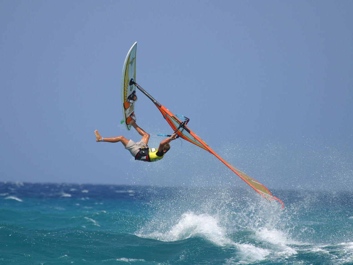 Ricardo Campello mit einem einhändigen Rückwärtsloop während des PWA Freestyle Grand Prix 2002 auf Fuerteventura