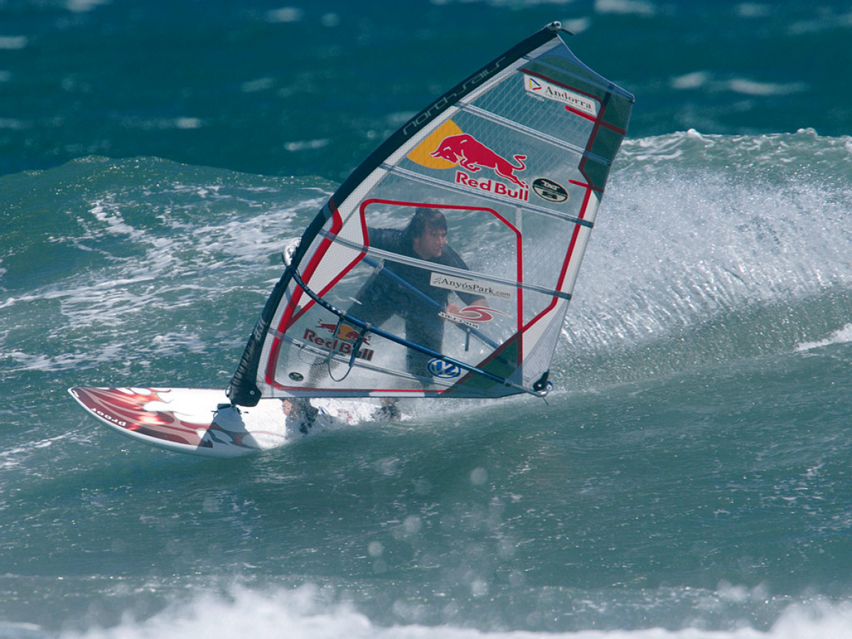 Björn Dunkerbeck setzt zum Bottom Turn an