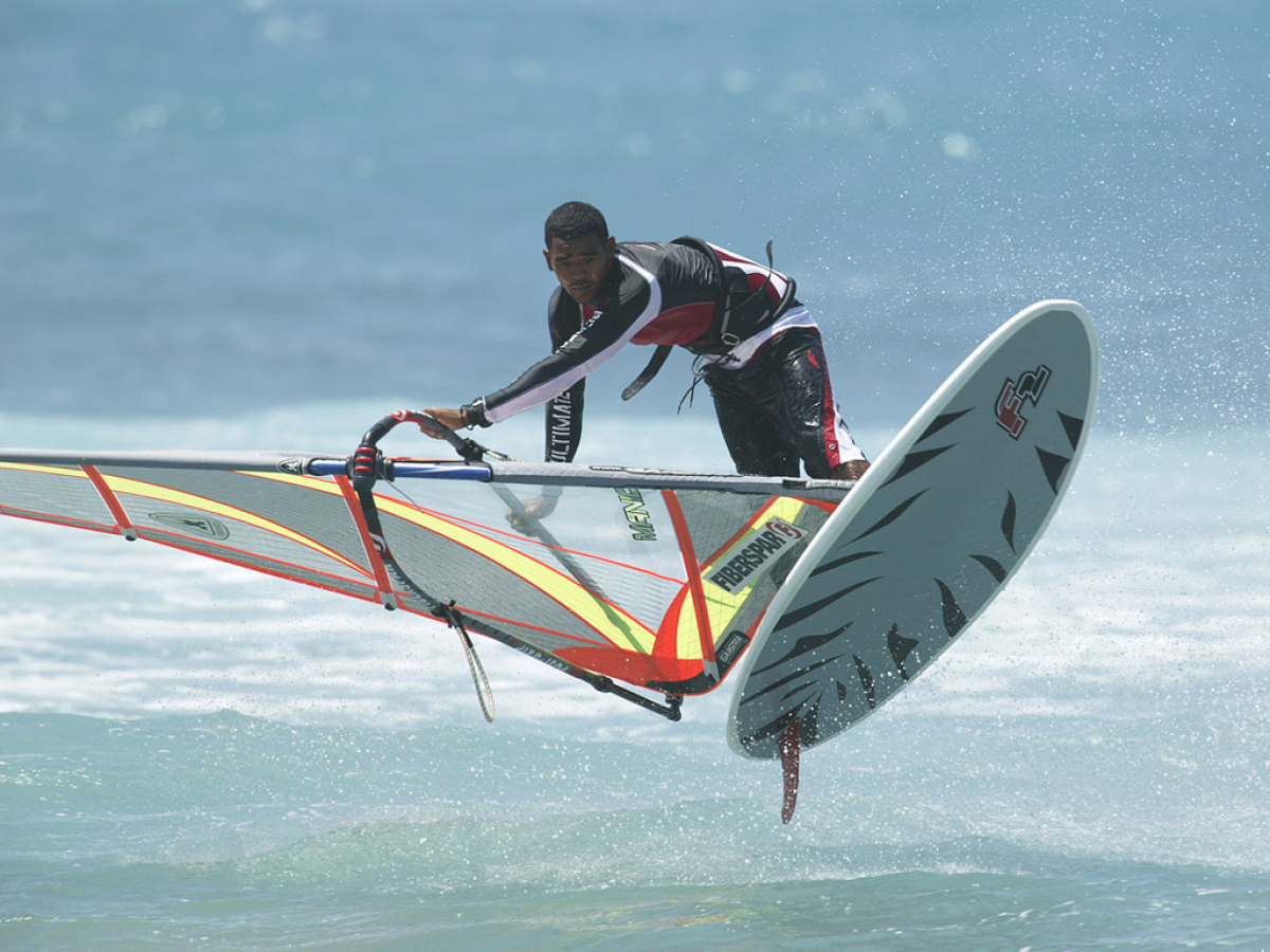 Tonky Frans zaubert einen Shaka aufs Wasser