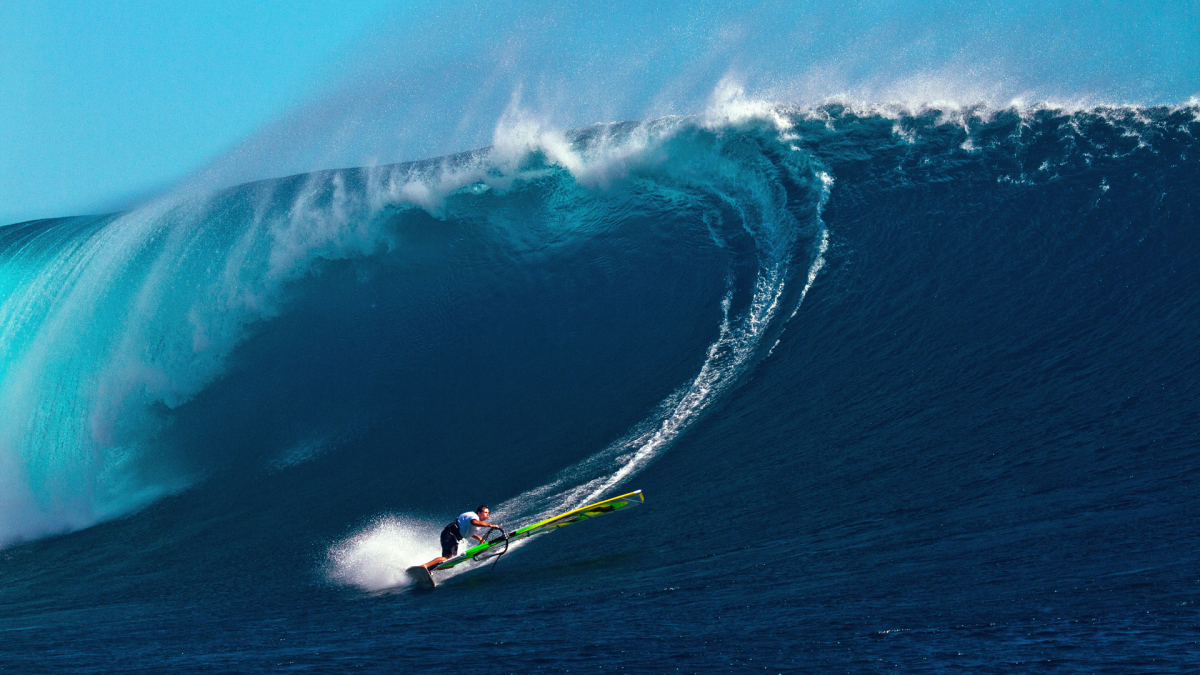 Jason Polakow beim Bottom Turn. Cloudbreak / Fiji