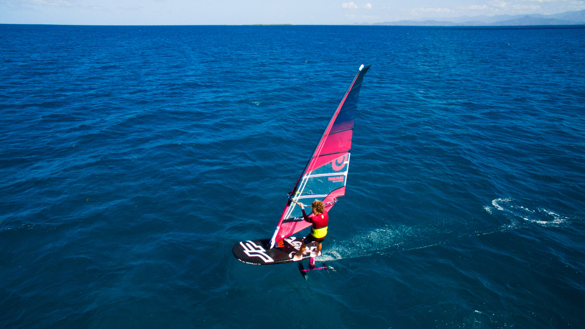 Foil-Windsurfen über tiefblauem Wasser